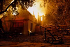 Một ngôi nhà bốc cháy dữ dội do ảnh hưởng từ cháy rừng tại Altadena, California. (Nguồn: Reuters)