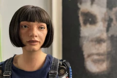 Robot Ai-Da bên cạnh tác phẩm do nó tạo ra. (Nguồn: Guardian)