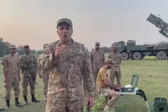 Lính Pakistan đồng thanh hô "thần chú" trước khi bắn pháo phản lực tầm xa vào Ấn Độ