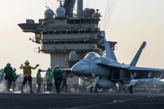 Máy bay F-18 chuẩn bị cất cánh trên tàu sân bay. (Nguồn: CNN)