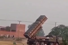 Dân Pakistan bình thản ngồi ngắm pháo phản lực khai hỏa vào mục tiêu Ấn Độ