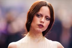 Nữ diễn viên Jenna Ortega cùng đôi mắt được trang điểm với những vết quầng thâm đậm, gương mặt tái nhợt và gò má cao được nhấn bằng tông xám. (Nguồn: CNN)