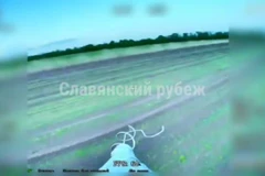 Drone Nga phục kích bên đường, đánh trúng xe chở đầy lính Ukraine