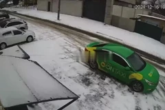 Khoảnh khắc thanh niên vừa xuống xe taxi lập tức bị bắt đi lính ở Ukraine