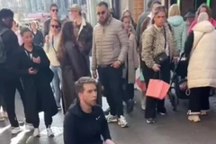 Khoảnh khắc gã côn đồ gây vụ đâm dao điên loạn bị khống chế, bắt sống tại Amsterdam