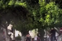 Đoàn xe của Israel di chuyển trong "cơn mưa" gạch đá khi tiến vào Nablus