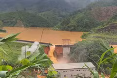 Nước chảy cuồn cuộn tại khu vực vỡ đập thủy điện Bắc Khê ở Lạng Sơn