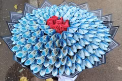 Một bó hoa được làm từ đồng nội tệ ở Kenya. (Nguồn: CNN)