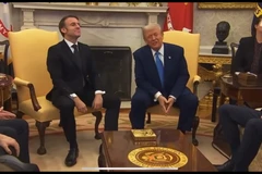 Phản ứng ngượng nghịu của Tổng thống Pháp Macron khi bị ông Trump chạm vào đùi