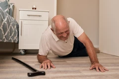 Người già có nguy cơ bị đe doạ tới sức khoẻ cao hơn sau mỗi cú ngã. (Ảnh: Canva)