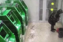 Cận cảnh người lớn tuổi đốt phá cây ATM tại Nga, trong loạt vụ phá hoại gây chú ý