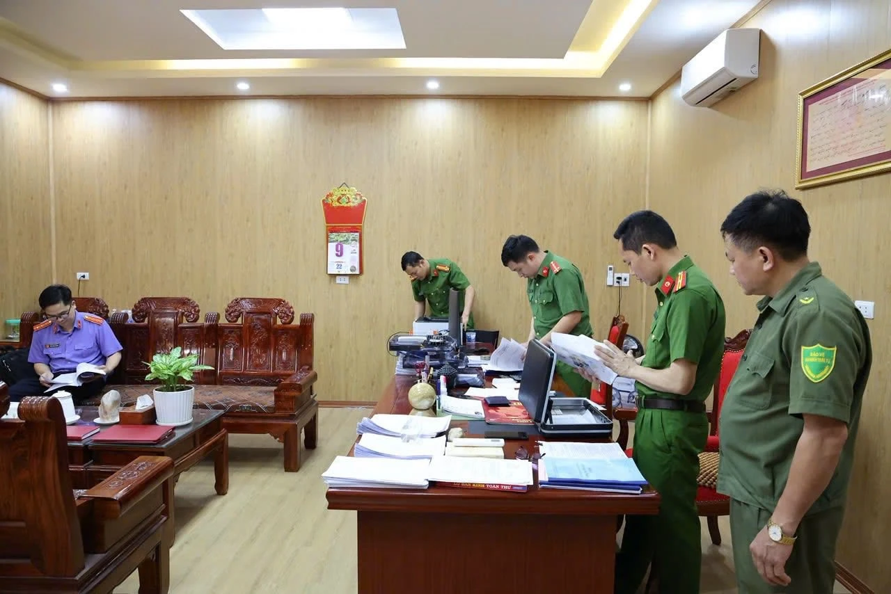 Bắt tạm giam 4 cán bộ ấp vì chiếm đoạt tiền trợ cấp người tâm thần và học sinh