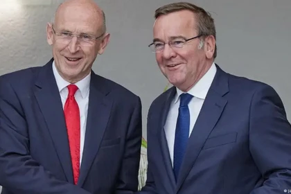 Bộ trưởng Quốc phòng Anh John Healey (trái) và người đồng cấp Đức Boris Pistorius. (Ảnh: DW)