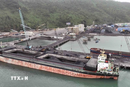 Cảng Chân Mây (thuộc khu kinh tế Chân Mây - Lăng Cô) là cảng biển tổng hợp Quốc gia, đầu mối khu vực và là cảng nước sâu, điểm cuối tuyến hành lang kinh tế Đông - Tây. (Ảnh: Vũ Sinh/TTXVN)