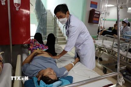 Bác sỹ Khoa Truyền nhiễm, Bệnh viện Đa khoa Bà Rịa thăm khám cho bệnh nhân ngộ độc thực phẩm nghi do ăn bánh mỳ tại tiệm Ngọc Hà, phường Phú Mỹ. (Ảnh: Hoàng Nhị/TTXVN)