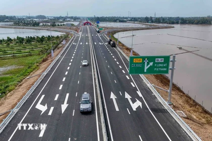 Cao tốc Cần Thơ - Cà Mau sẽ khai thác đoạn Cần Thơ - Hậu Giang (từ nút giao IC2 đến nút giao IC5) dài hơn 37km từ 9 giờ sáng ngày 20/12/2025. (Ảnh: Thanh Liêm/TTXVN)
