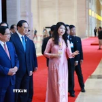 Thủ tướng Phạm Minh Chính và Thủ tướng Lào Sonexay Siphandone tham quan trưng bày ảnh về quan hệ hợp tác giữa hai nước do Thông tấn xã Việt Nam thực hiện. (Ảnh: Dương Giang/TTXVN)