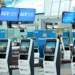Các quầy check-in tự động được đặt tại nhà ga T2 Nội Bài. (Ảnh: Quốc Khánh/TTXVN)