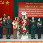 Lãnh đạo Thông tấn xã Việt Nam tặng hoa chúc mừng Sư đoàn 304 tại buổi Gặp mặt truyền thống kỷ niệm 63 năm kết nghĩa Sư đoàn 304- Thông tấn xã Việt Nam. (Ảnh: An Đăng/TTXVN)