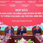 Phó Giáo sư, tiến sỹ Đoàn Minh Huấn, Ủy viên Bộ Chính trị, Giám đốc Học viện Chính trị Quốc gia Hồ Chí Minh, Phó Trưởng Ban Chỉ đạo 35 Trung ương, Trưởng Ban Chỉ đạo Cuộc thi và các đại biểu chủ trì buổi họp báo. (Ảnh: Văn Điệp/TTXVN)