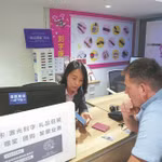 Một nhân viên của cửa hàng bách hóa ở Bắc Kinh giúp một du khách nước ngoài hoàn thuế. (Nguồn: Xinhua)