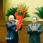 Chủ tịch Quốc hội Trần Thanh Mẫn thay mặt lãnh đạo Đảng, Nhà nước và Đại biểu Quốc hội khóa XVI tặng hoa chúc mừng Tổng Bí thư, Chủ tịch nước Tô Lâm. (Ảnh: Thống Nhất/TTXVN)