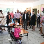 Đại sứ Việt Nam tại Cuba Lê Quang Long và các quan chức địa phương thăm lớp học mẫu giáo lớn. (Ảnh: Việt Hùng/TTXVN)