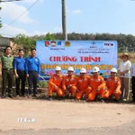 Điện lực Đồng Phú, Cơ quan thường trú TTXVN tại Đồng Nai và xã Đoàn Đồng Phú bàn giao công trình :Thắp sáng đường quê" cho người dân thôn Tân Tiến. (Ảnh: Đậu Tất Thành/TTXVN)