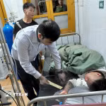 Lãnh đạo xã Bắc Hà (Lào Cai) thăm các nạn nhân bị thương do dông lốc, mưa đá đang điều trị tại Trung tâm Y tế khu vực Bắc Hà. (Ảnh: TTXVN phát)