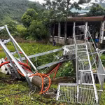 Trạm biến áp tại thôn Nà Khương bị đổ do mưa lớn kéo dài nhiều ngày gây sụt lún nền đất. (Ảnh: Minh Tâm/TTXVN)