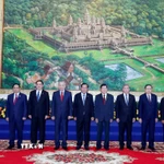 Tổng Bí thư Tô Lâm; Chủ tịch Đảng Nhân dân Campuchia Samdech Techo Hun Sen; Tổng Bí thư, Chủ tịch nước Lào Thongloun Sisoulith cùng lãnh đạo chủ chốt 3 Đảng tại Cuộc gặp. (Ảnh: Thống Nhất/TTXVN)