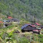 Do tập quán sinh hoạt và văn hóa nên người Mông ở bản Huồi Măn chọn những vị trí, khu vực trên những mỏm đồi, dưới chân dãy núi để dựng nhà sàn trệt, thấp, thưng ván gỗ. (Ảnh: Xuân Tiến/TTXVN)