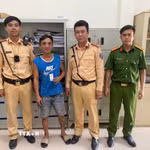 Lực lượng cảnh sát giao thông phát hiện tài xế dương tính với chất ma túy. (Ảnh: TTXVN phát)