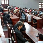 Lực lượng Bộ đội Biên phòng tỉnh Đồng Nai làm việc với các đối tượng lừa đảo trực tuyến xuyên biên giới. (Ảnh: Đậu Tất Thành/TTXVN)