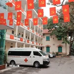 Tổ y tế bệnh viện đa khoa Xanh Pôn chuẩn bị sẵn sàng tham gia phục vụ Đại hội Đảng. (Ảnh: Minh Quyết/TTXVN)