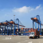 Xe chở container hoạt động trên cảng quốc tế Gemalink thuộc hệ thống Cảng biển Cái Mép, phường Tân Phước, Thành phố Hồ Chí Minh. (Ảnh: Hồng Đạt/TTXVN)