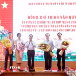 Đồng chí Trịnh Văn Quyết, Uỷ viên Bộ Chính trị, Bí thư Trung ương Đảng, Trưởng Ban Tuyên giáo và Dân vận Trung ương tặng hoa chúc mừng lãnh đạo các cơ quan báo chí chủ lực quốc gia. (Ảnh: Phương Hoa/TTXVN)