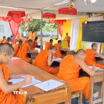 Tham gia học các lớp ở chùa Nam tông Khmer, các em học sinh và sư sãi được học cách viết, cách đọc, ngữ pháp tiếng Khmer, chữ Pali qua đó góp phần tiếp nối mạch nguồn văn hóa từ thế hệ này sang thế hệ khác. (Ảnh: Công Mạo/TTXVN)