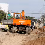 Tuyến đường Trần Quý Cáp dẫn vào trung tâm Phan Thiết có lưu lượng xe rất lớn, việc thi công chậm làm ảnh hưởng đến việc đi lại của người dân và du khách. (Ảnh: Nguyễn Thanh/TTXVN)