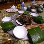 Mâm lễ cúng cơm mới của người Thái chỉ có các món làm từ cá hấp, nướng cùng những gói xôi đồ từ lúa nương. (Ảnh: Trọng Đạt/ TTXVN)