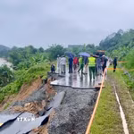 Theo ghi nhận tại hiện trường, toàn bộ phần mặt đường dài khoảng 30 mét đã bị đứt gãy, sạt trượt hoàn toàn xuống phía ta luy âm, giáp bờ sông Hồng. (Ảnh: TTXVN phát)
