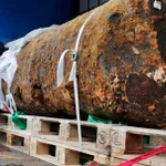 Hai chuyên gia xử lý bom mìn ngồi bên cạnh quả bom nặng 1,8 tấn thời Thế chiến 2, ngay sau khi họ vô hiệu hóa nó, tại Frankfurt, Đức năm 2017. (Nguồn: AP)