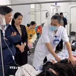 Các bệnh nhân nghi bị ngộ độc thực phẩm đang được điều trị tại Bệnh viện Đa khoa khu vực Hướng Hóa. (Ảnh: TTXVN phát)