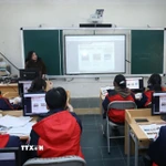 Sử dụng thiết bị trình chiếu và bảng thông minh tại giờ học Tiếng Anh của Trường Trung học Phổ thông Dân tộc nội trú tỉnh Lạng Sơn. (Ảnh: Anh Tuấn/TTXVN)