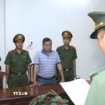 Cơ quan An ninh điều tra Công an thành phố Cần Thơ khám xét chỗ ở, nơi làm việc đối với Võ Xuân Trường. (Ảnh: TTXVN phát)