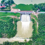 Công trình xả nước điều tiết từ hồ Dầu Tiếng giúp duy trì dòng chảy, hỗ trợ đẩy mặn cho khu vực hạ lưu. (Ảnh: Minh Phú/TTXVN)