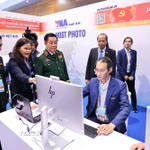 Đại tướng Nguyễn Trọng Nghĩa thăm khu tác nghiệp của Thông tấn xã Việt Nam. (Ảnh: TTXVN)