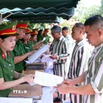 Cán bộ trại giam Phú Sơn 4 (Bộ Công an) trao giấy chứng nhận đặc xá cho người được đặc xá (đợt 2) năm 2025. (Ảnh: Phạm Kiên/TTXVN)