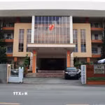 Trụ sở Ủy ban Nhân dân quận Tân Phú (cũ) hiện được cải tạo thành Trường Trung học phổ thông Thoại Ngọc Hầu giúp giảm áp lực phòng học ở khu vực này. (Ảnh: Hứa Chung/TTXVN)