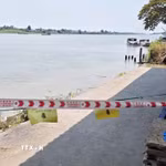 Chính quyền địa phương phong tỏa khu vực sạt lở bờ sông Hậu tại xã Vĩnh Thạnh Trung, tỉnh An Giang, để đảm bảo an toàn cho người dân. (Ảnh: Thanh Sang/TTXVN)